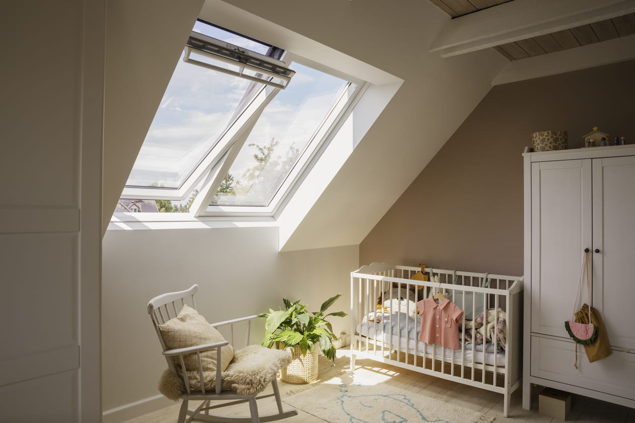 Children's bedroom with a lot of daylight from VELUX roof windows