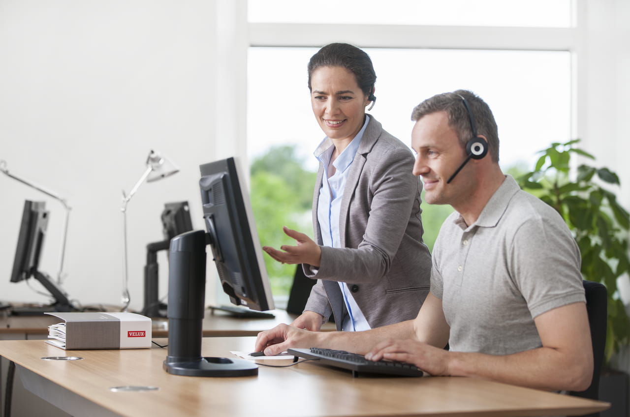 Two service employees in the VELUX callcenter