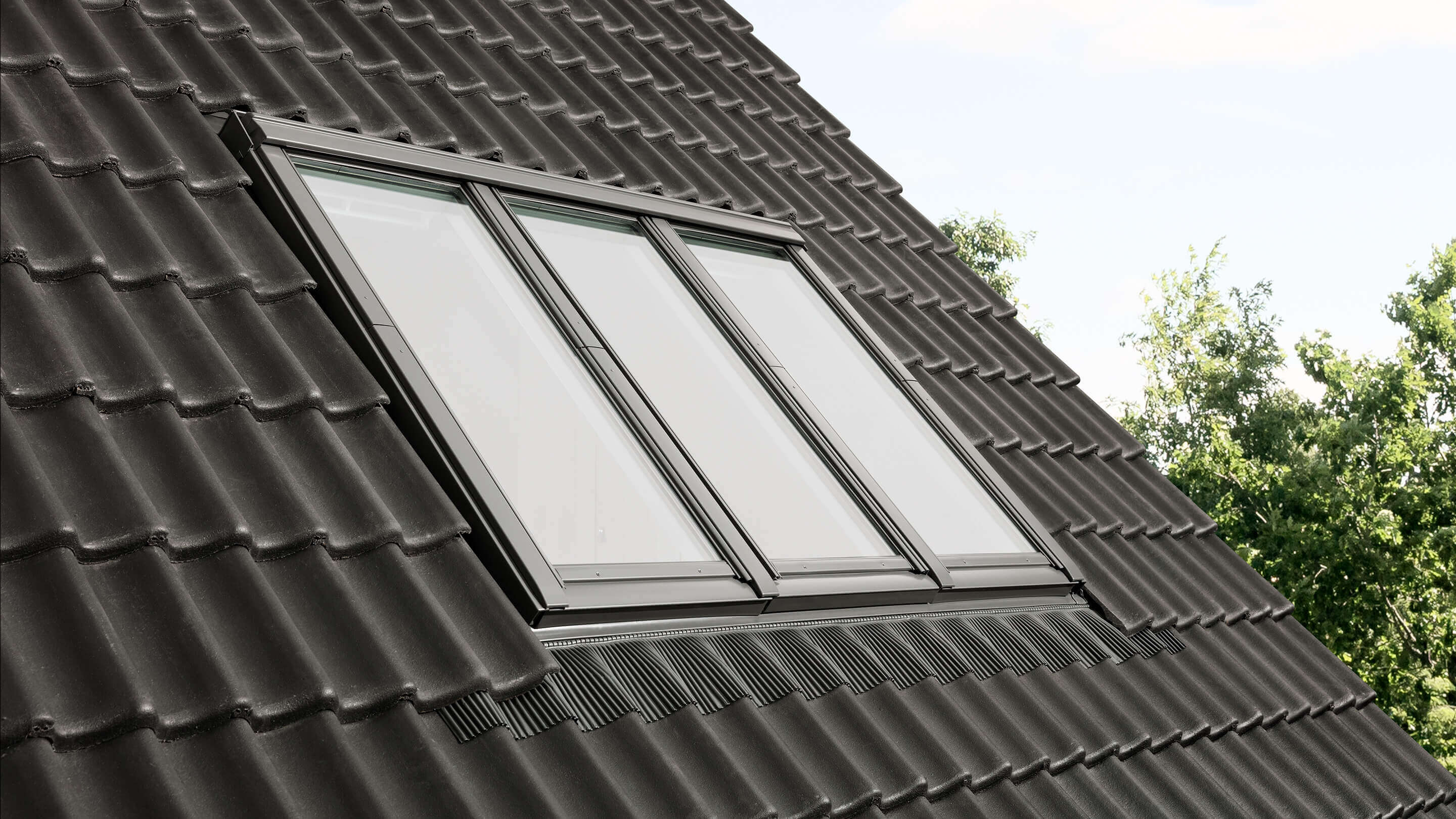 VELUX 3in1 roof window solution in tiled roof outside view