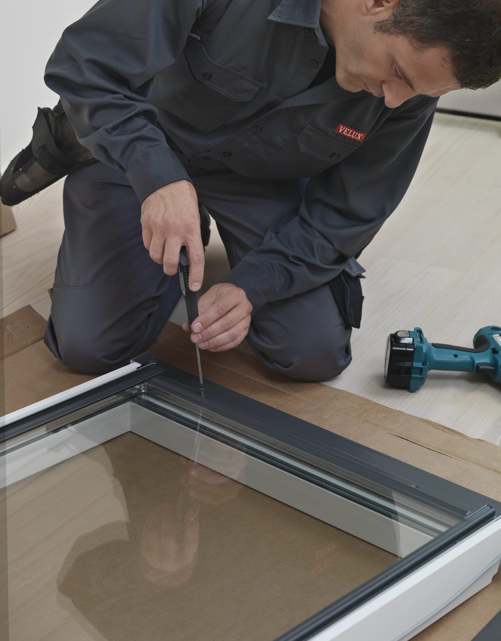 An installer working with roof window 