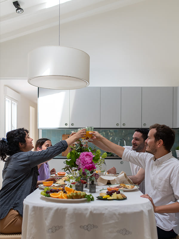 Um grupo de amigos numa cozinha