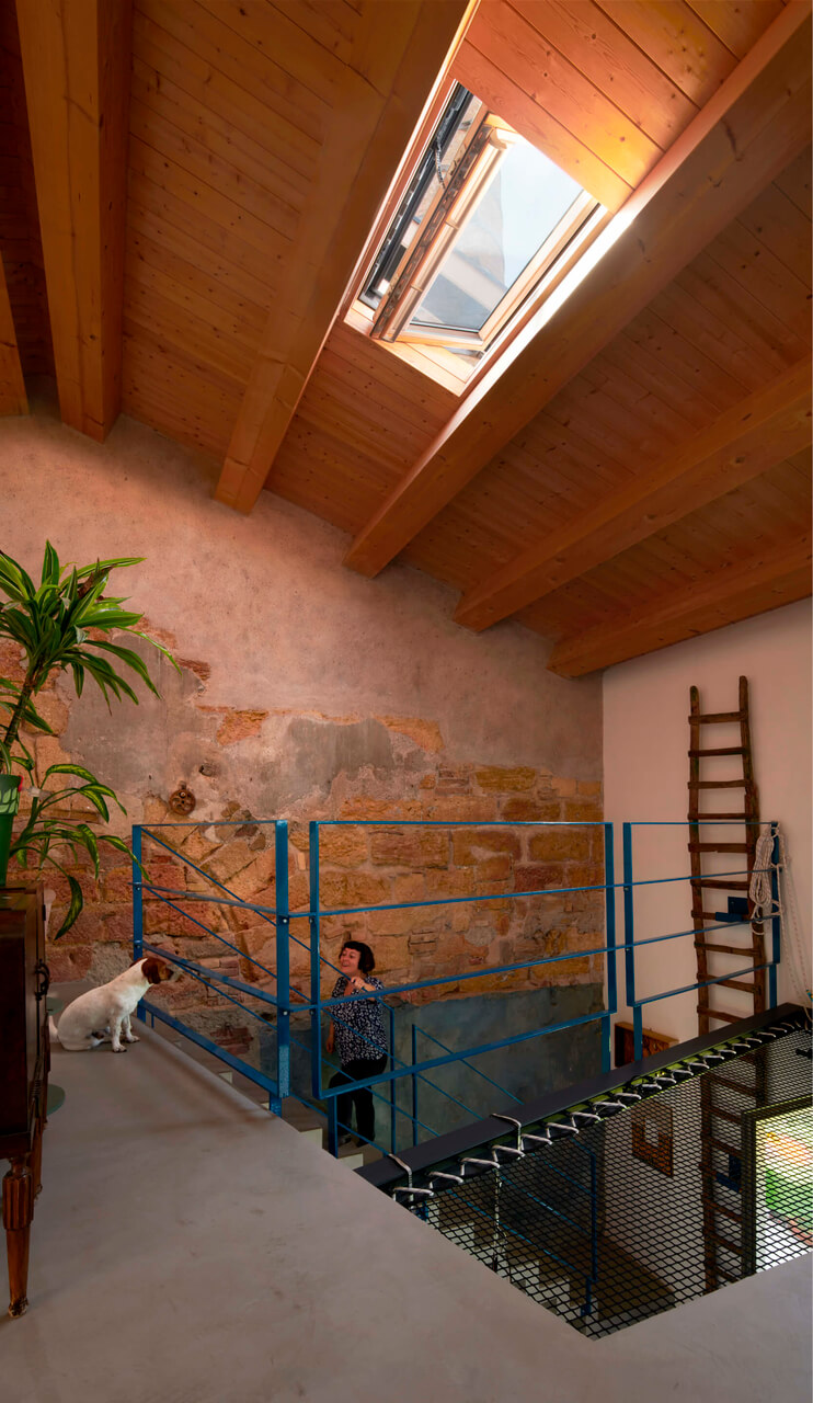 Staircase area with roof window
